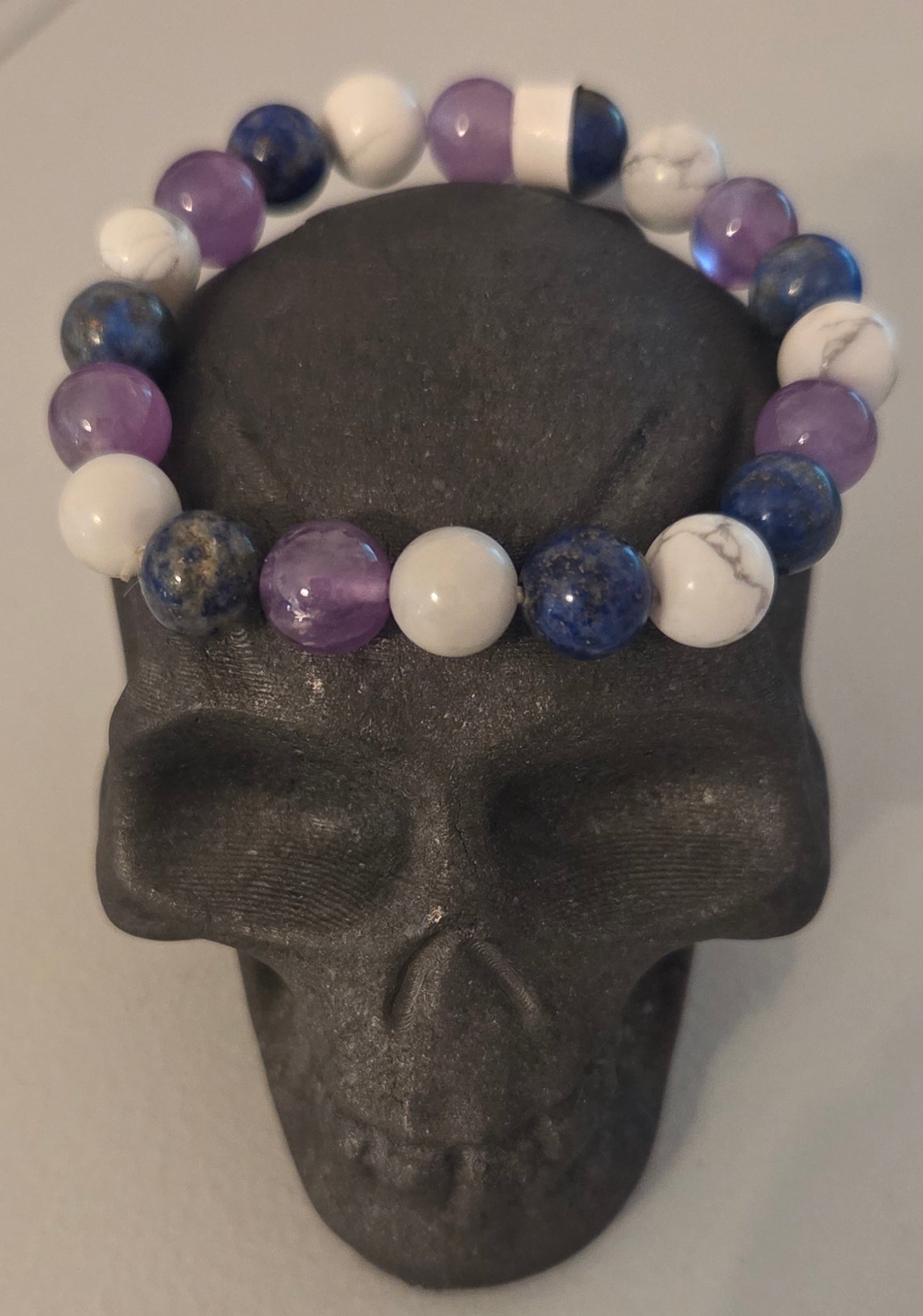 Amethyst, Howlite and Lapis Lazuli beaded bracelet